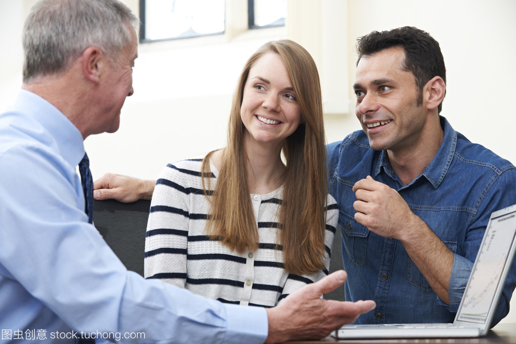 資本投資咨詢 夫婦與財(cái)務(wù)顧問的辦公室對話